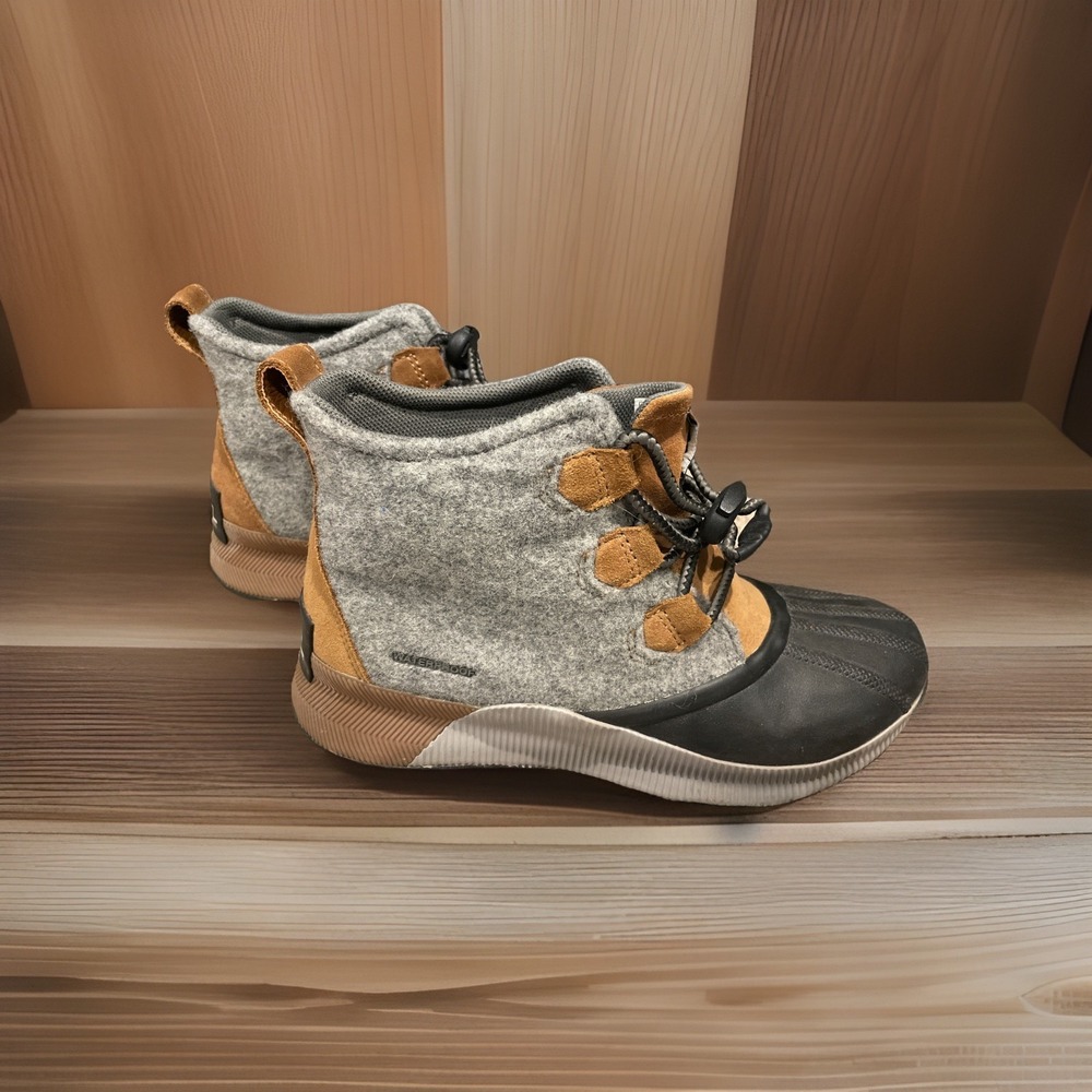 Sorel Youth Out 'N About Classic Boots Size 7, Camel/Black